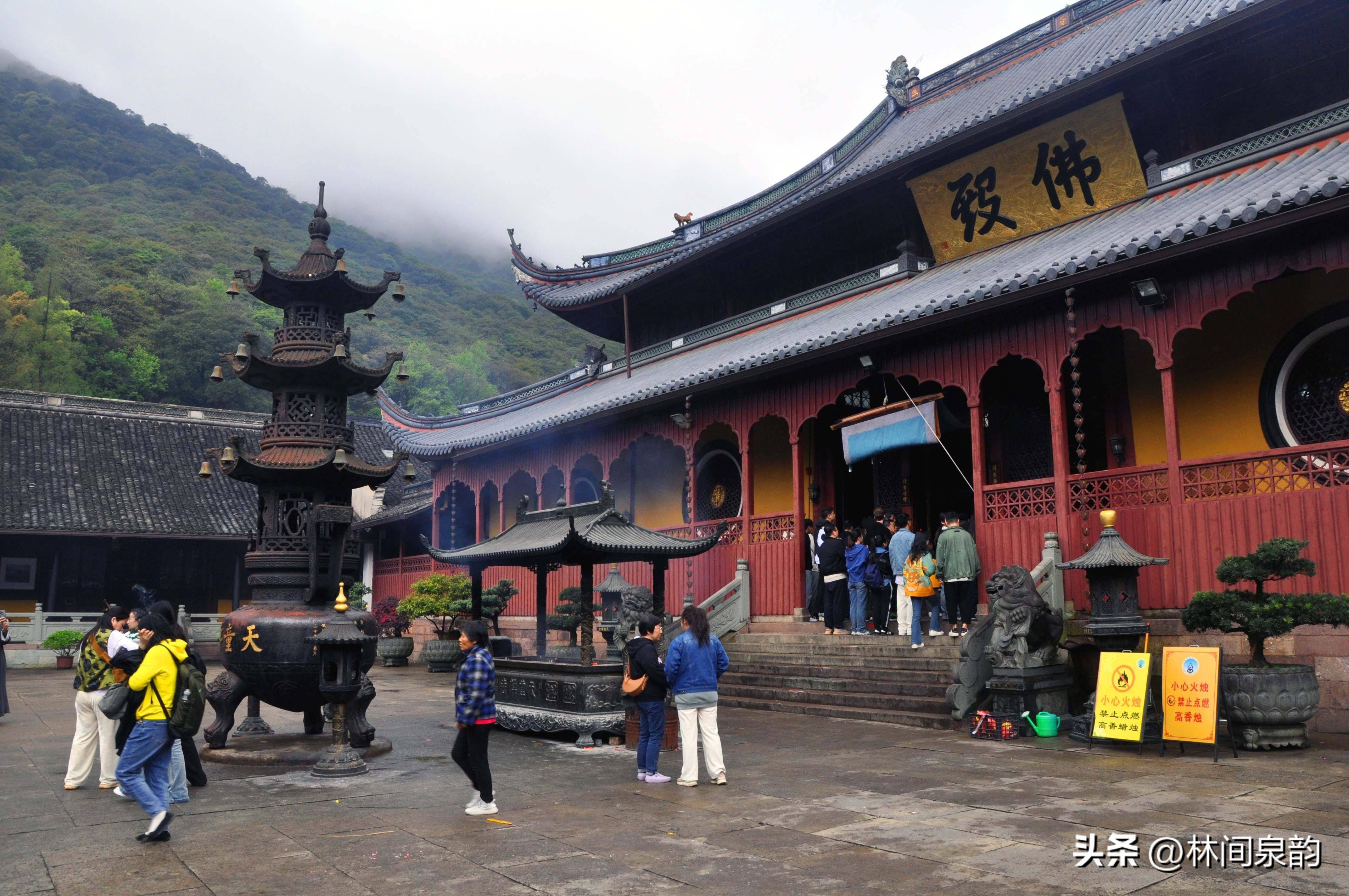 天童寺"群山峰抱一寺,一寺镇群山峰",美丽传说流传了1700多年