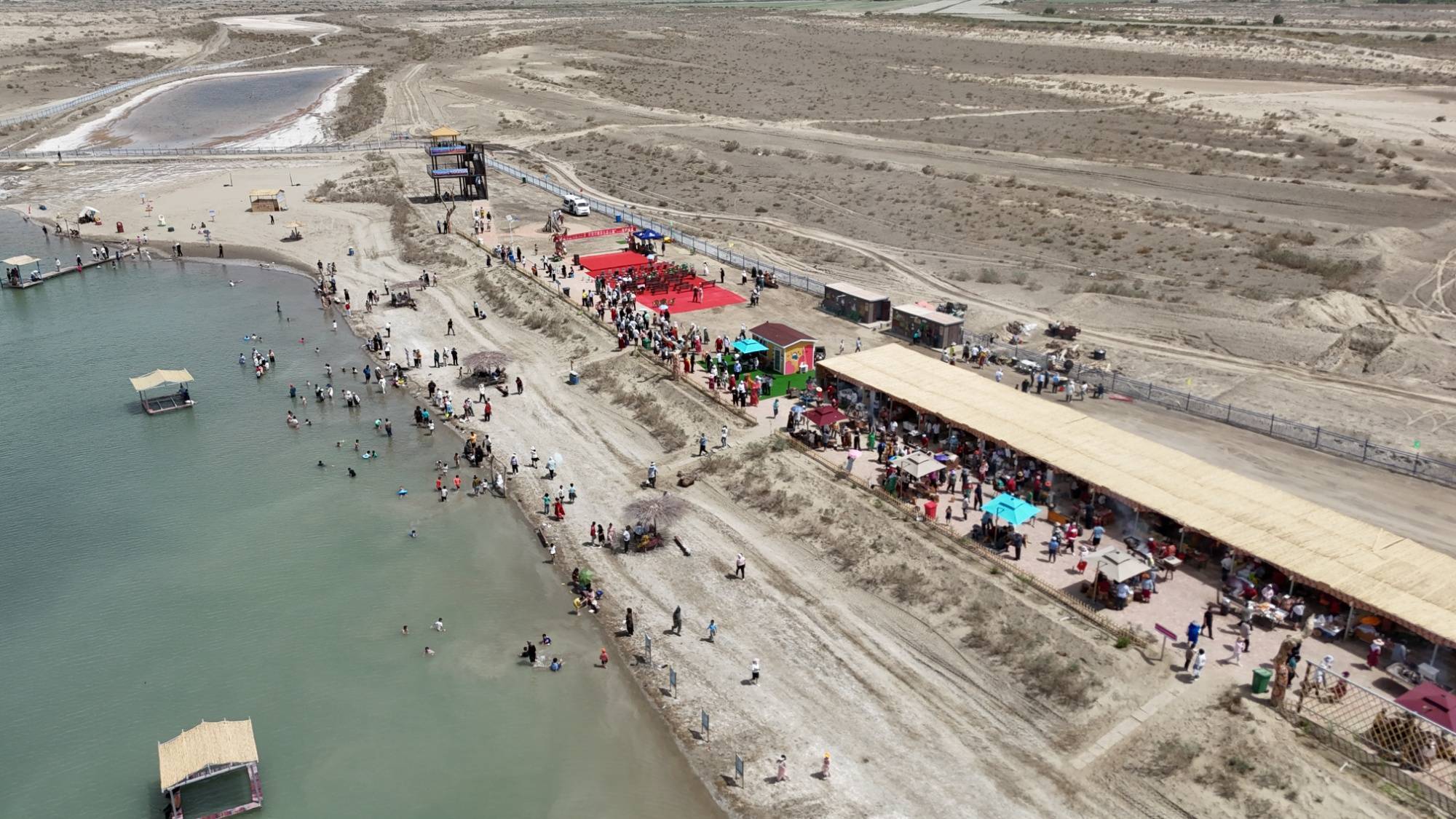 游尉犁盐湖魅力之景 享漂浮康养生态之旅_旅游_尉犁县_游客
