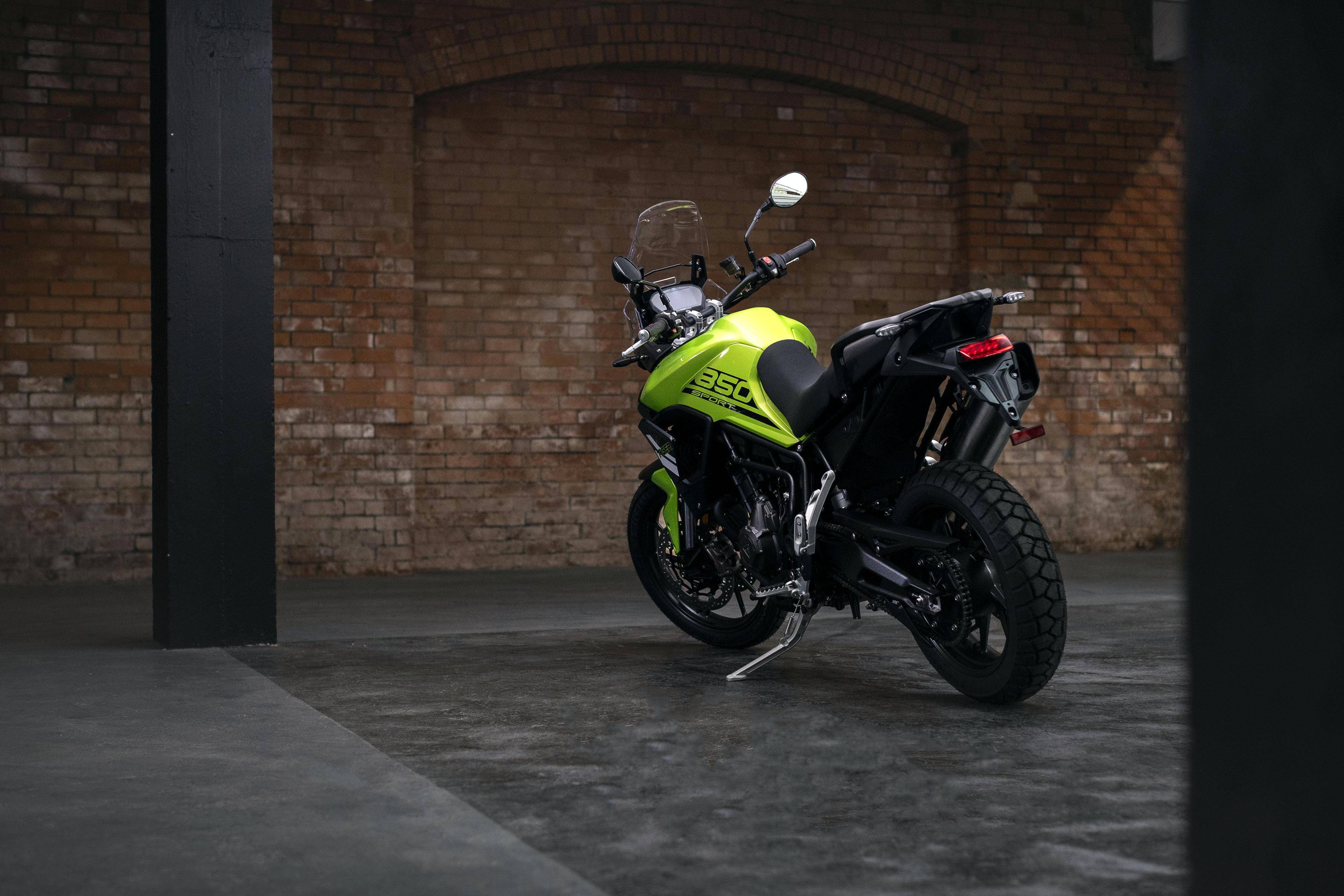 新图案:凯旋摩托 2025 三气缸探险车,运动街车