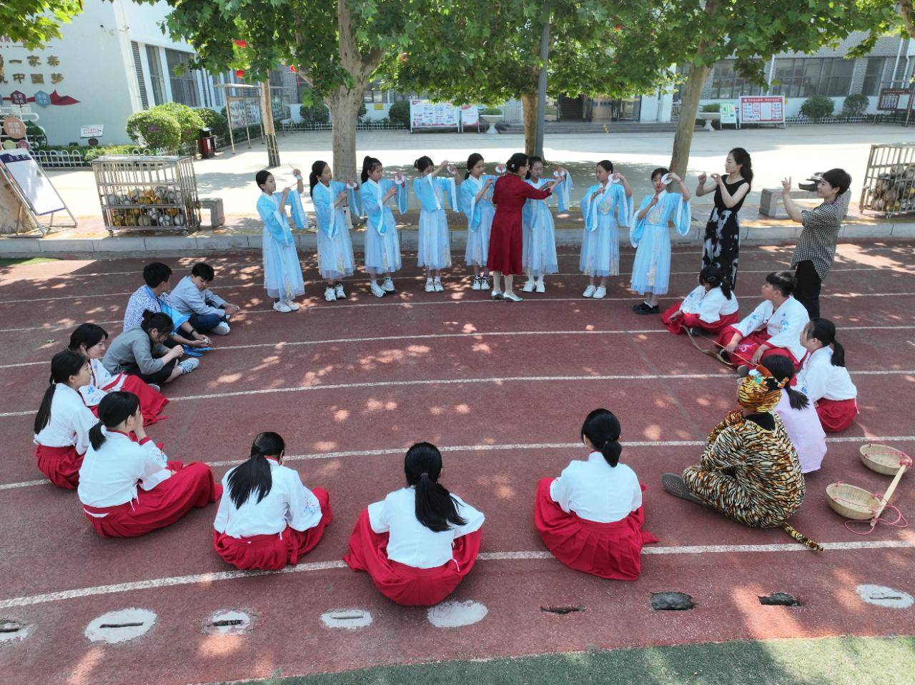 "六一"儿童节将至,山东省临沂市郯城县马头镇中小学校文艺小社团彩排"