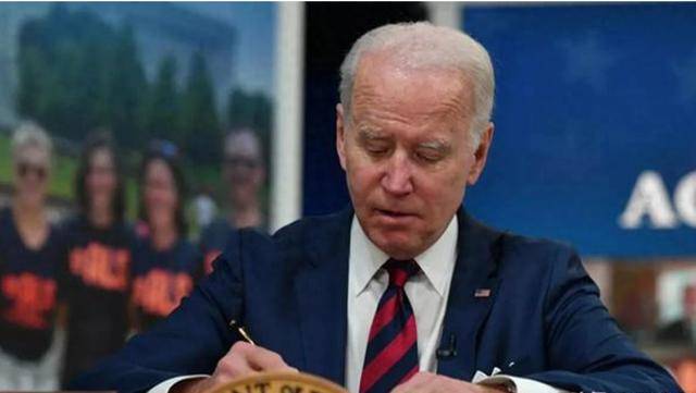 拜登自信满满宣称美国全球无敌,扎哈罗娃机智回怼笑翻全网!