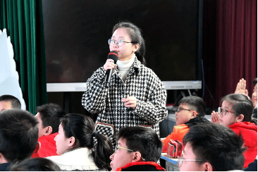 李晓燕老师凭着对数学教学的热情与执着,一路探索,一路付出,一路收获.