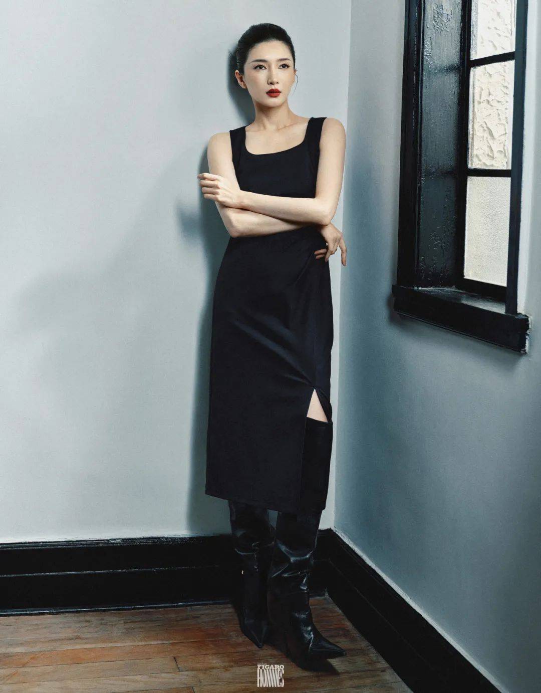 黑天鹅针织连衣裙eifini伊芙丽黑色长筒皮靴jimmy choo赵玫是几乎是
