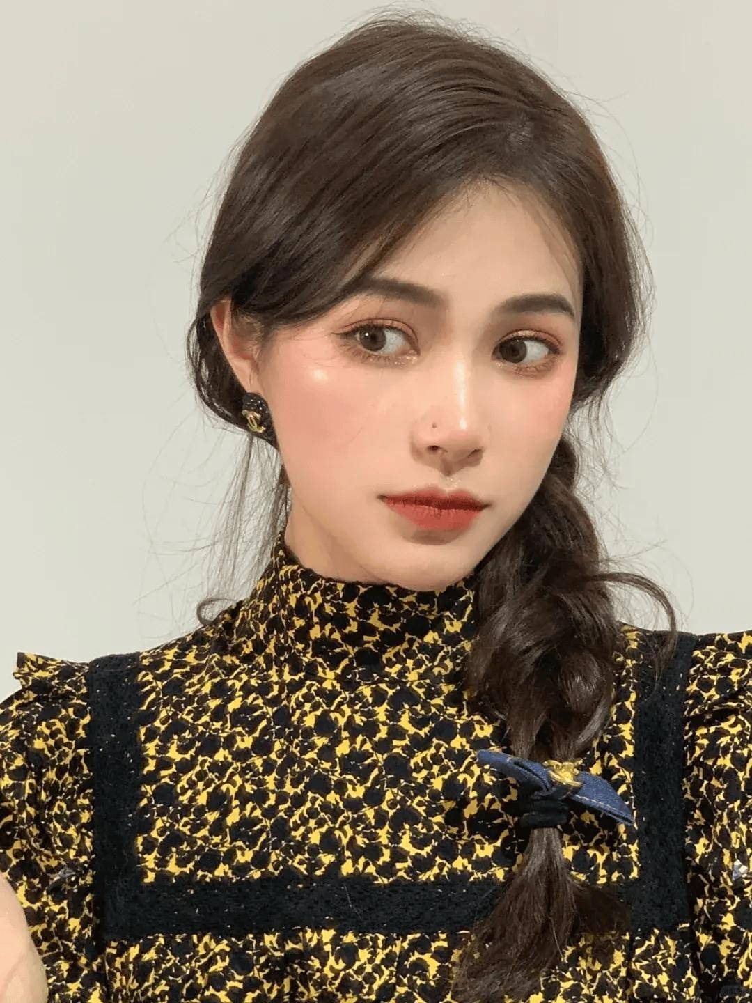别再披头散发了今夏流行这4款发型显脸小巨洋气绝美