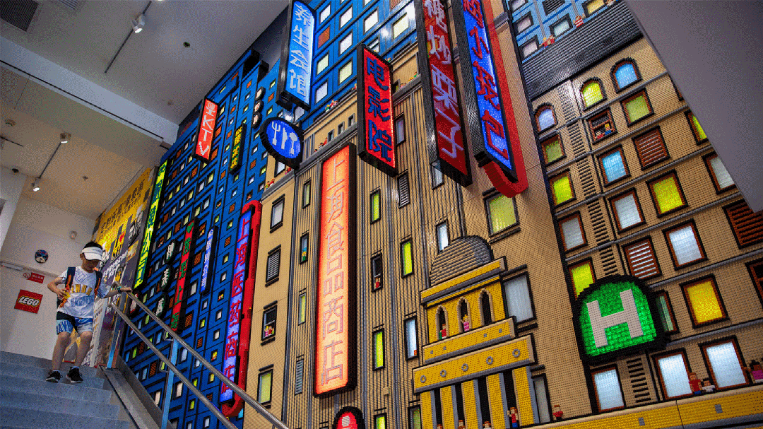 南京东路广告牌和霓虹灯等带有"国潮"元素,带你穿越至"乐高微缩版上海