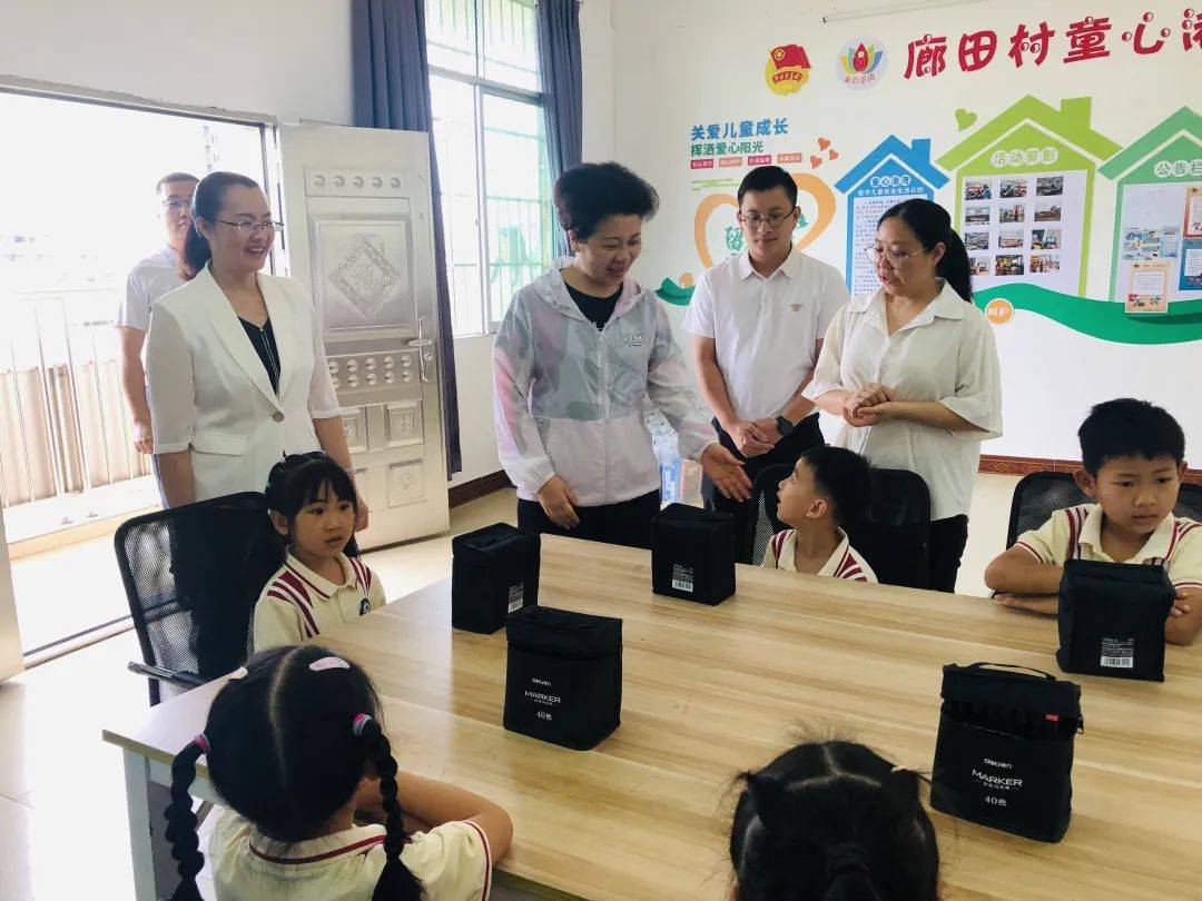 在廊田村儿童之家,孩子们活泼快乐地参加绘画活动,钟曦向孩子们问好