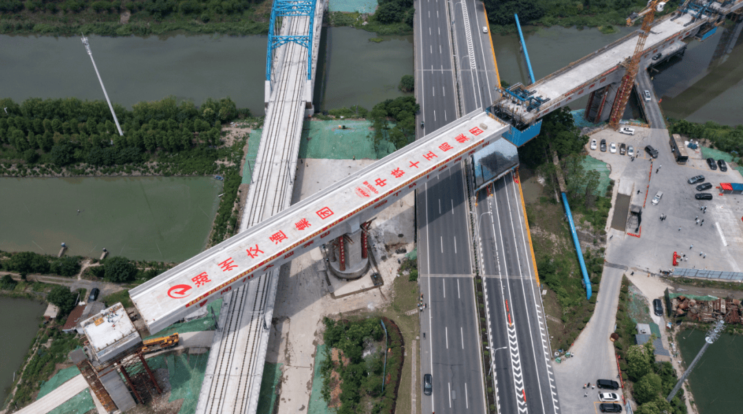 51°华丽转身!如通苏湖城际铁路跨沪苏湖特大桥顺利完成转体