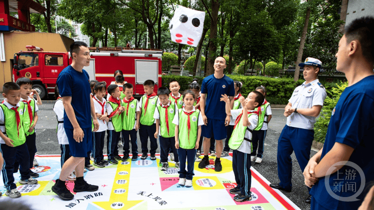 在游戏互动环节,孩子们和消防员进行了趣味拔河比赛,消防知识飞行棋等