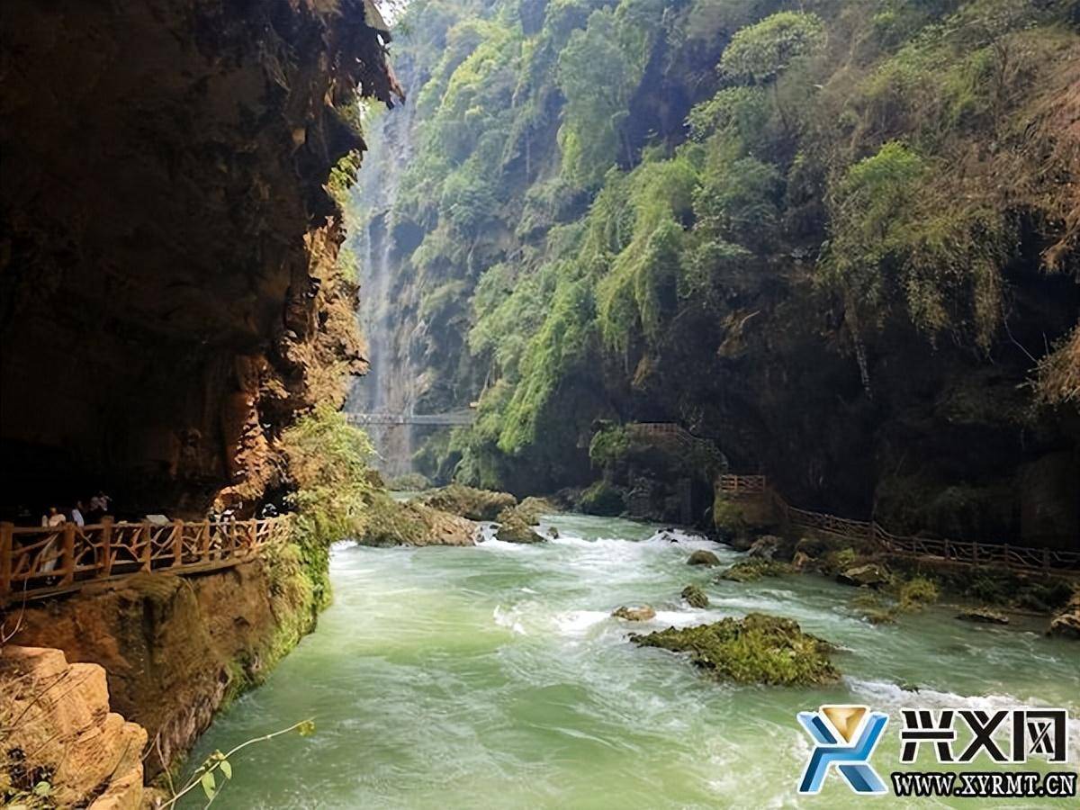 马岭河峡谷景区自然风光雄奇,险幽,壮阔,秀美,以地缝嶂谷,群瀑悬练