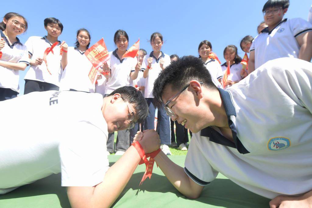 2024年5月30日,石家庄新乐市第四中学的操场,一场别开生面的掰手腕