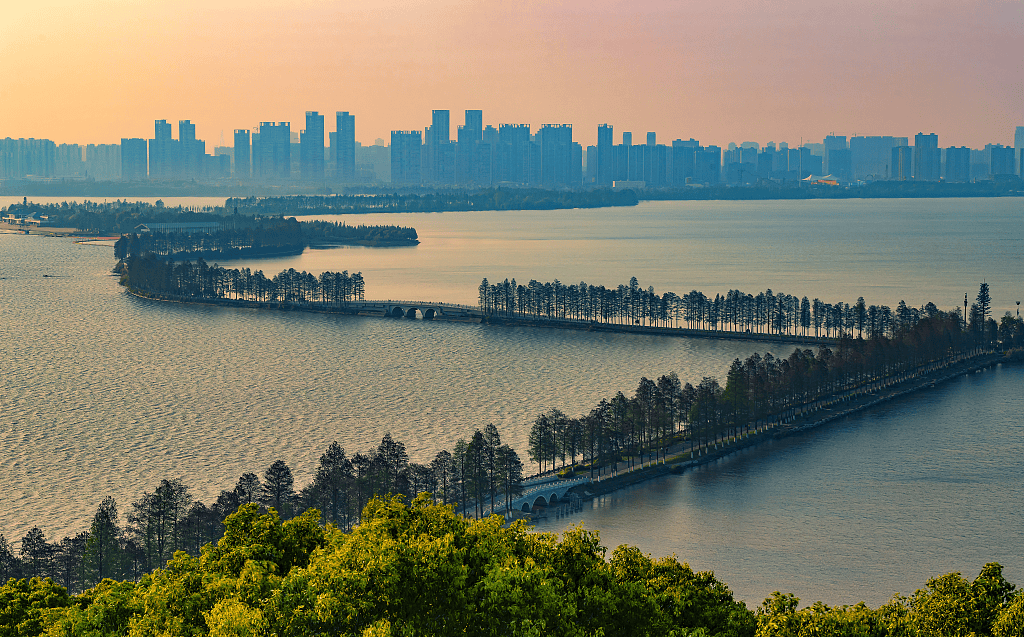 落雁岛,武汉植物园,武汉欢乐谷等景区一线串珠打造了一个多姿多彩的