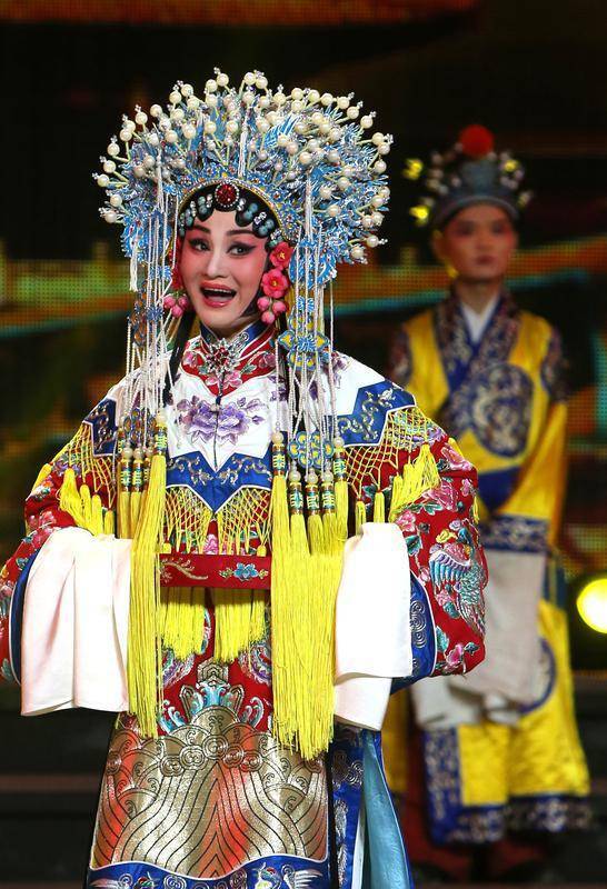 "顶上国粹"秦腔盔帽 满载秦腔戏台锦绣雍容