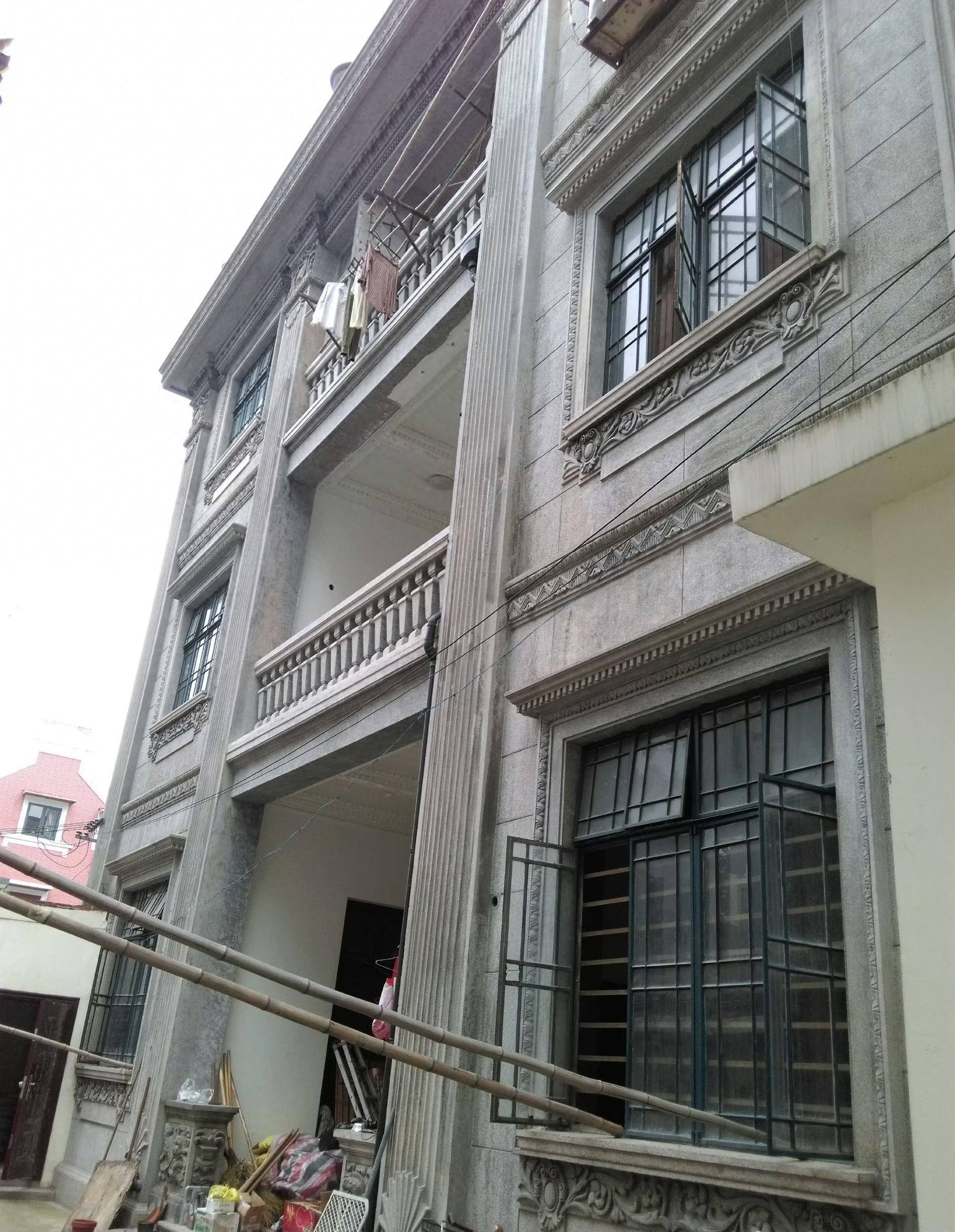 顾嘉棠小名阿根,早年在哈同花园(今上海展览中心)做花匠,人送外号"