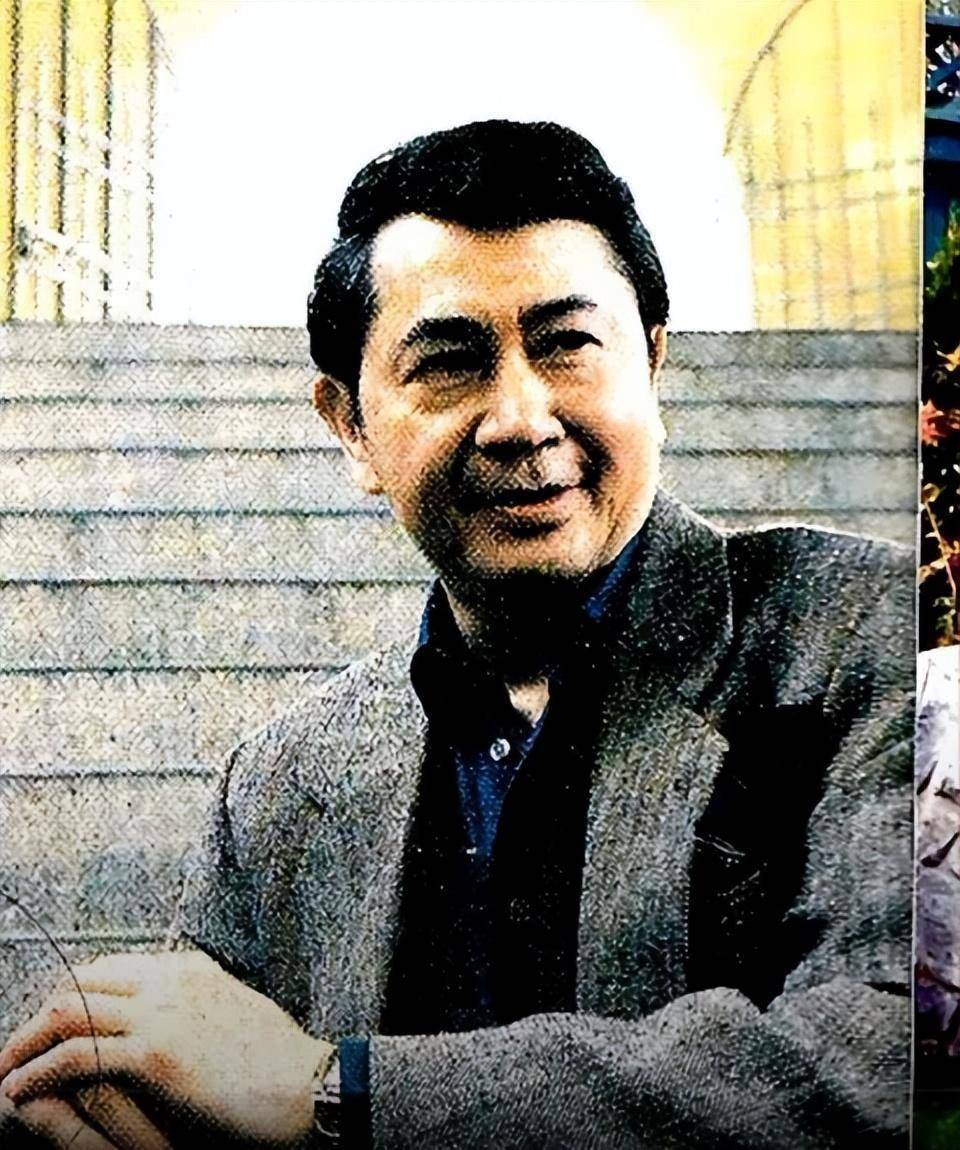 在家中排行第四,马评人卢远及已故著名艺人卢大伟分别是其胞兄及胞弟