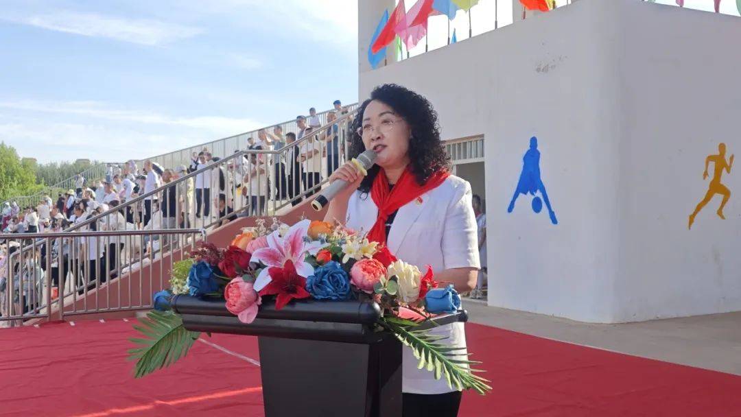 升起,乌拉特后旗第二完全小学党支部书记,校长王俊玲代表学校致开幕词