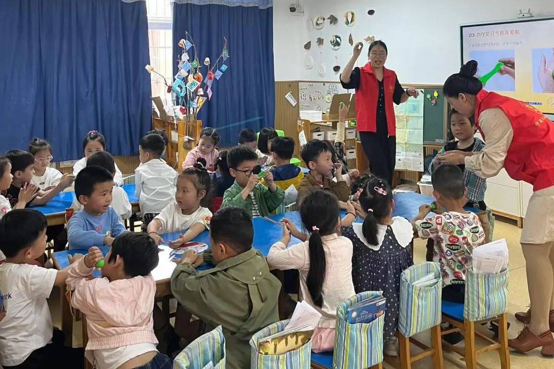 活动现场,宁波市文化和旅游信息咨询中心的何老师为幼儿园小朋友们