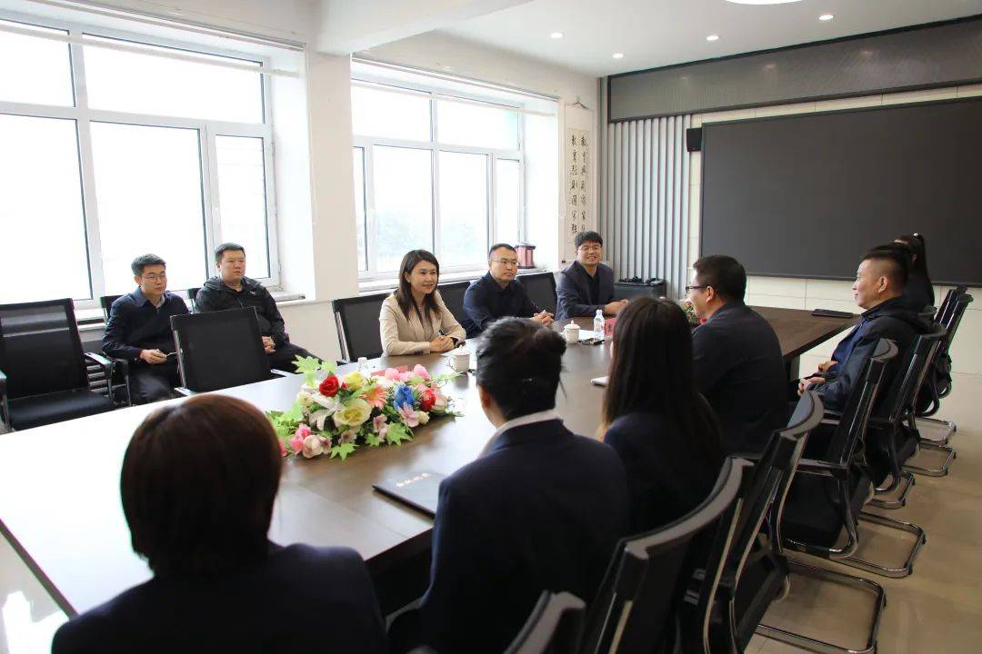 在长青小学和长青中学,郝旺实地察看了校园环境,软硬件设施建设等情况