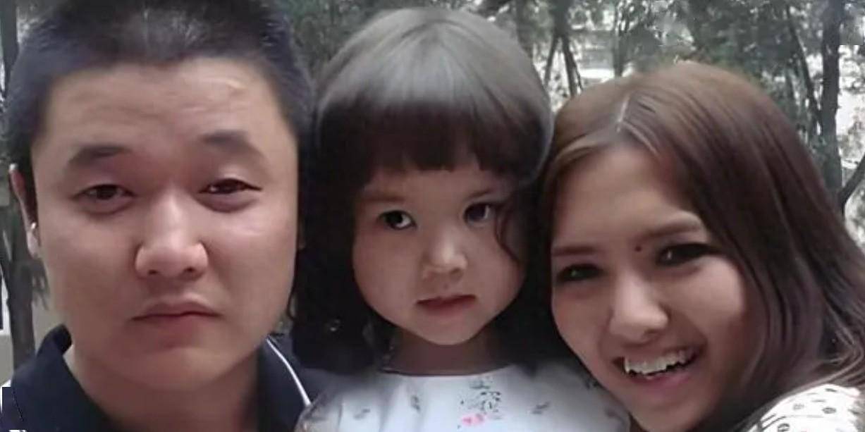 肖央一家3口现身迪斯尼!妻子穿短裙身材火辣!女儿漂亮像小公主