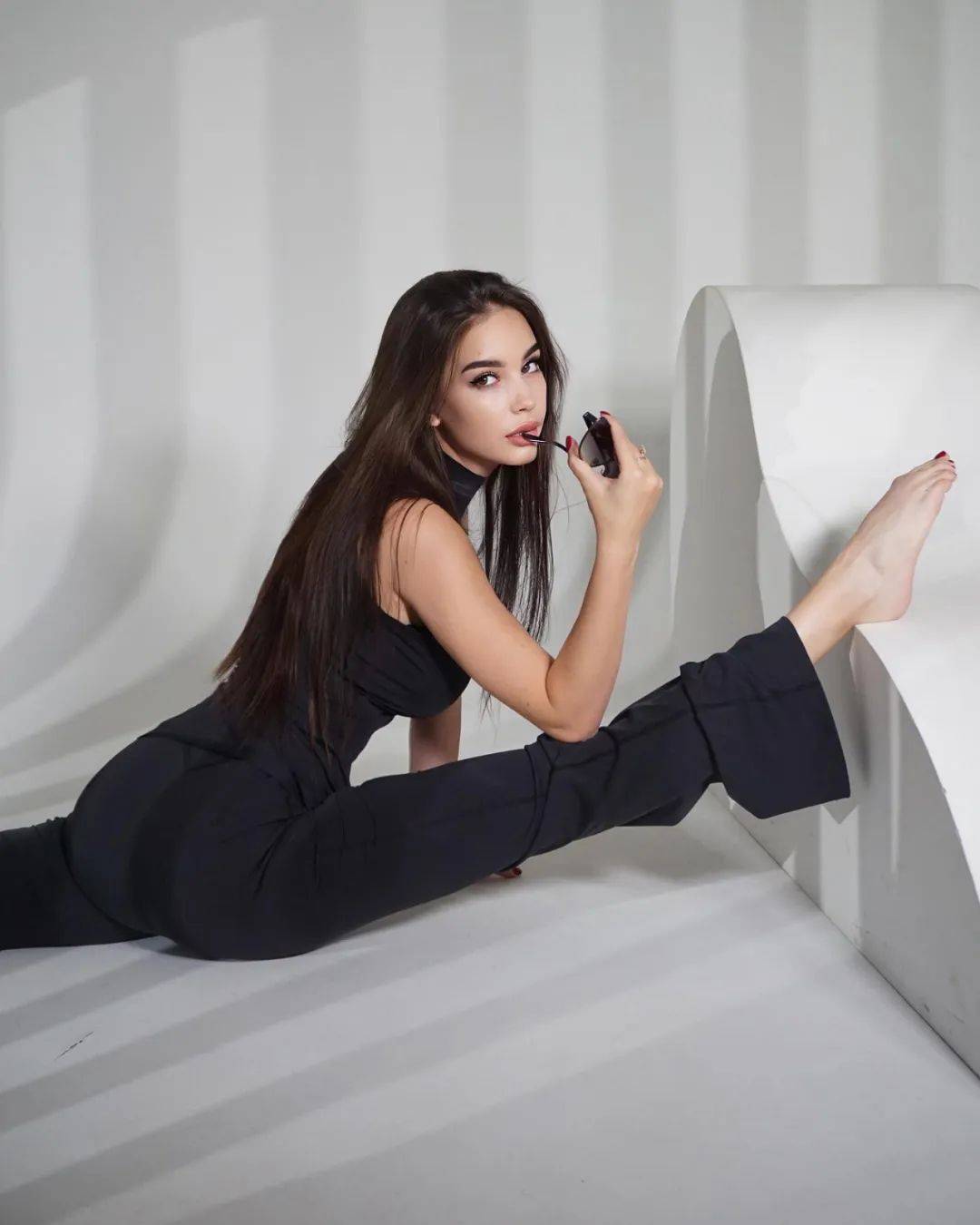 除此之外,由于颜值与身材爆表,安娜塔西亚在网红路上也是一路畅通