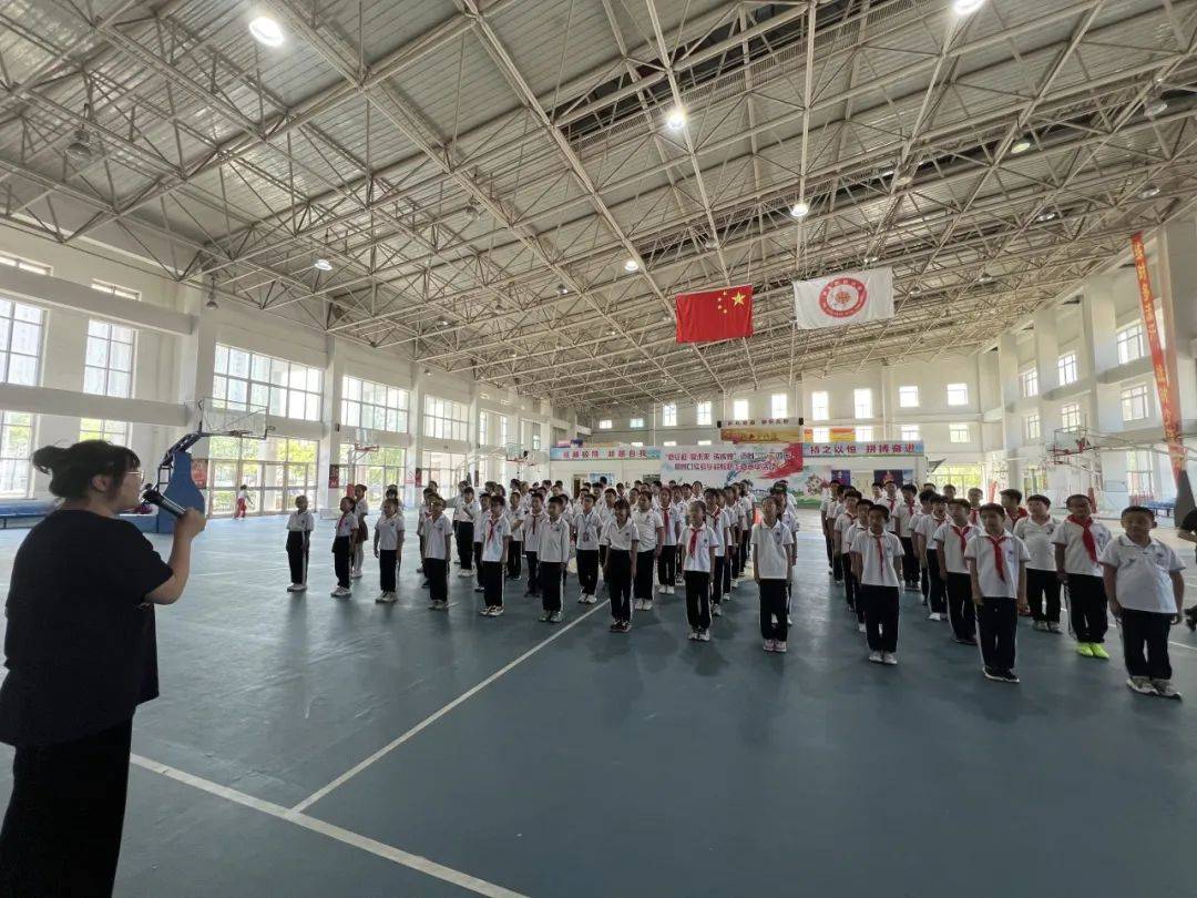 市妇联走进营口实验学校开展"手牵手,共筑梦想天空"心理健康主题团训