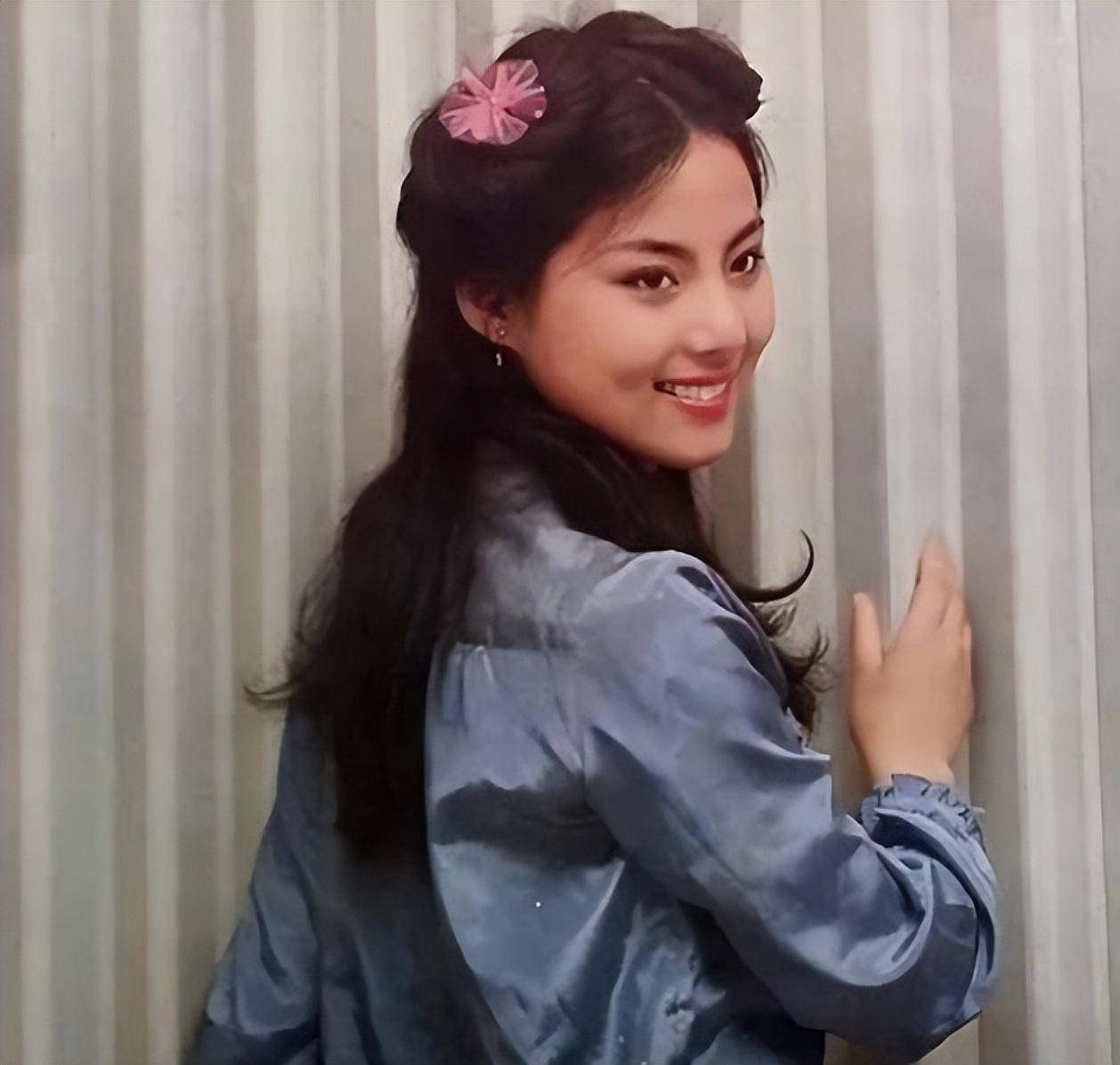 紧接着,故事片《通缉令》播出,这是乐韵第一次饰演反派角色.