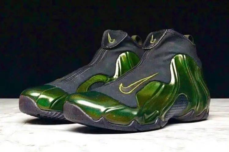 经典的鞋型延伸到各种场景,2002年《蜘蛛侠》中绿魔的鞋子就是由air