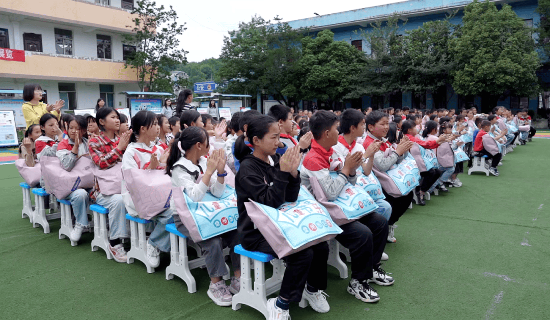 当天,盘州市妇联,市人民检察院还组织志愿者到盘关镇关口小学联合开展