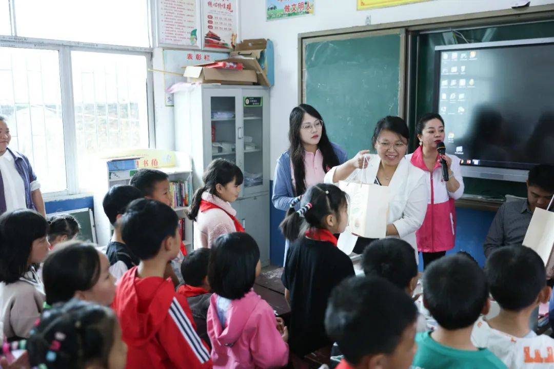 邵东市妇联到斫曹乡中心小学开展"少年儿童心向党,妈妈陪你过六一"