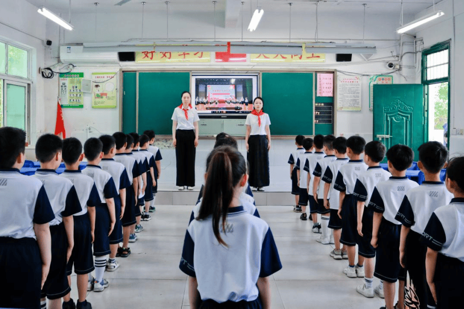 灵璧县实验小学灵城中心学校为进一步规范少先队分批入队工作,全县