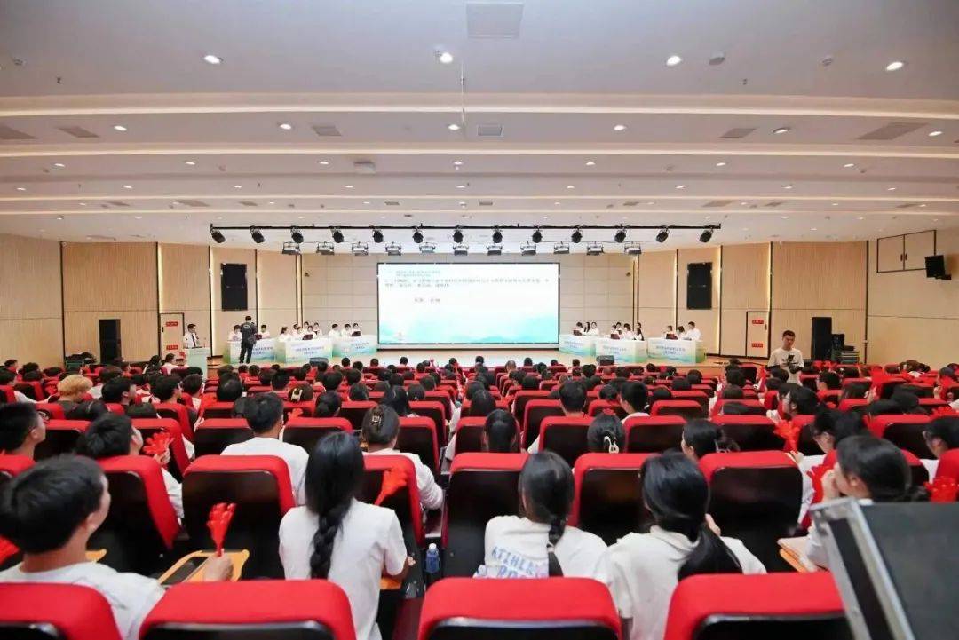左右滑动查看更多德阳市罗江区第二届"高校法治文化节"暨民法典宣传月