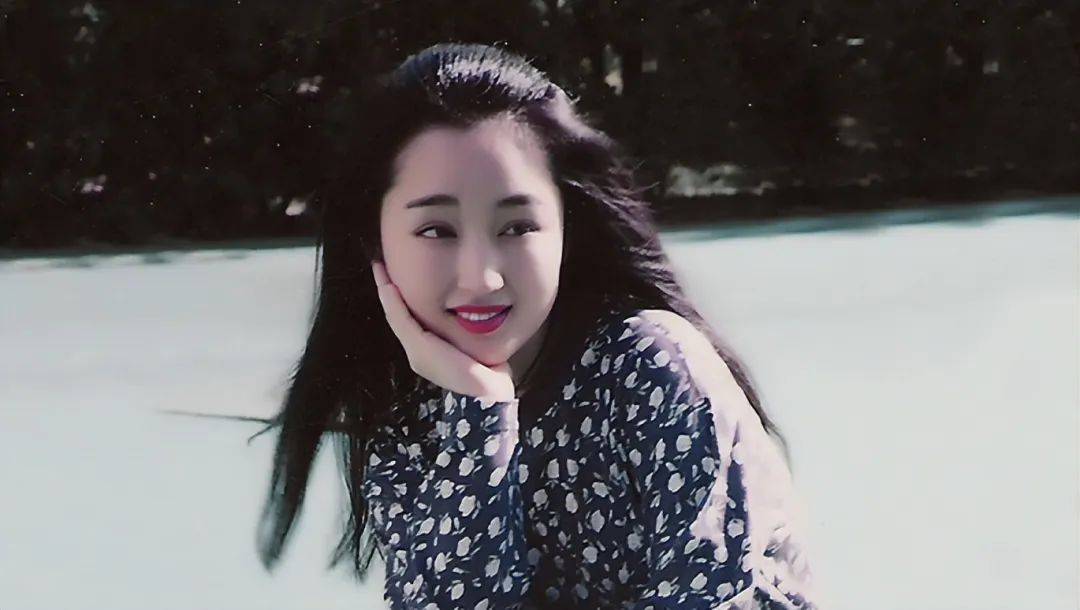 52岁杨钰莹的"豪宅"火了,一个人,养花种菜,与狗相伴,一进屋就被治愈