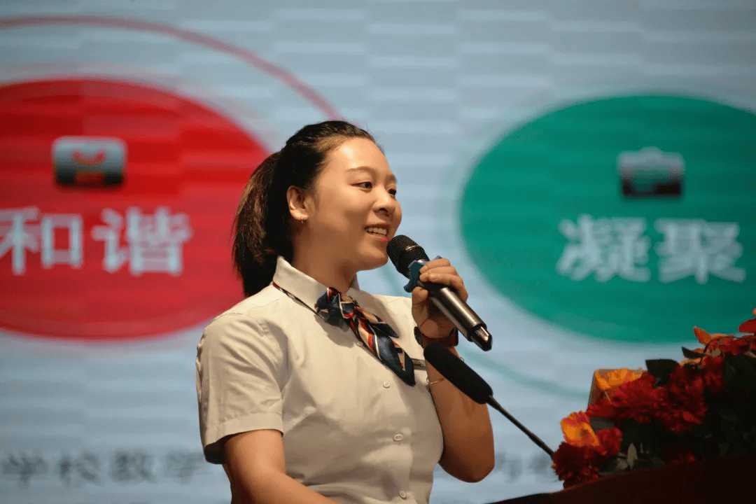 博雅报告厅"逐梦征程"视频刚结束,主持人肖辽远副校长宣布活动开始.
