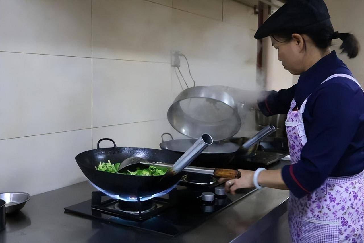 53岁大妈脑梗死亡,以前爱追剧经常做饭?医生叹惜:盲目害人