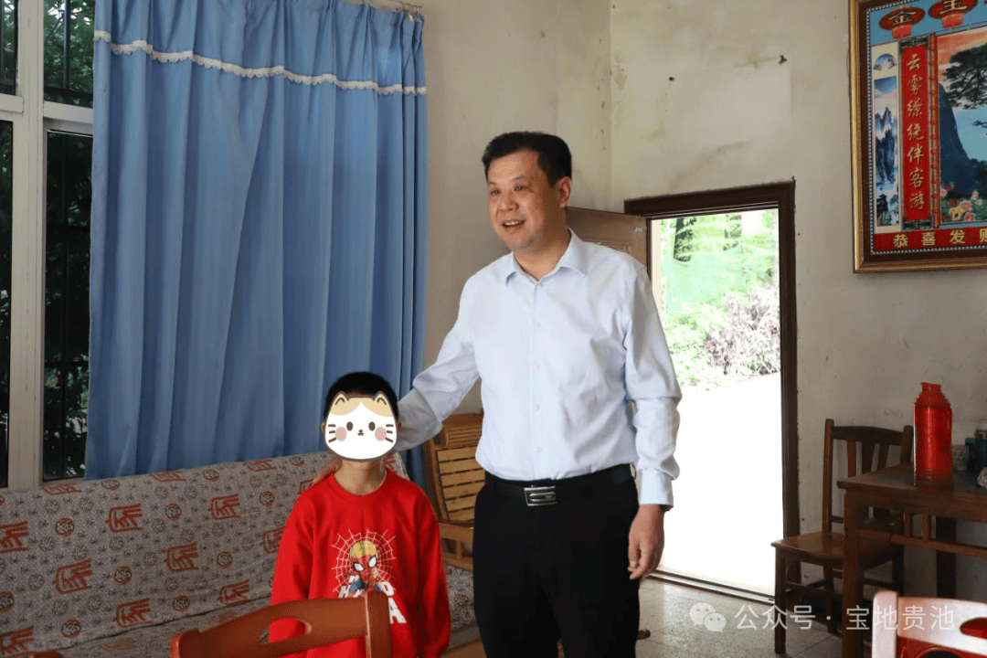 随后,马胜利又走访慰问了秋江街道两名困境儿童家庭,亲切地与其家人