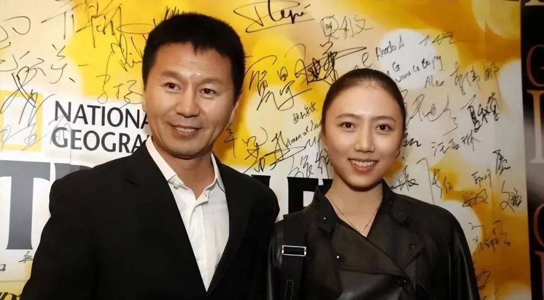 吴若甫夫妇罕见合体!小22岁妻子淡妆好清纯,夫妻同框似父女