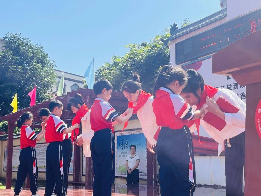 东海中心小学在操场举行2024年首批新队员入队仪式暨庆"六一"表彰活动