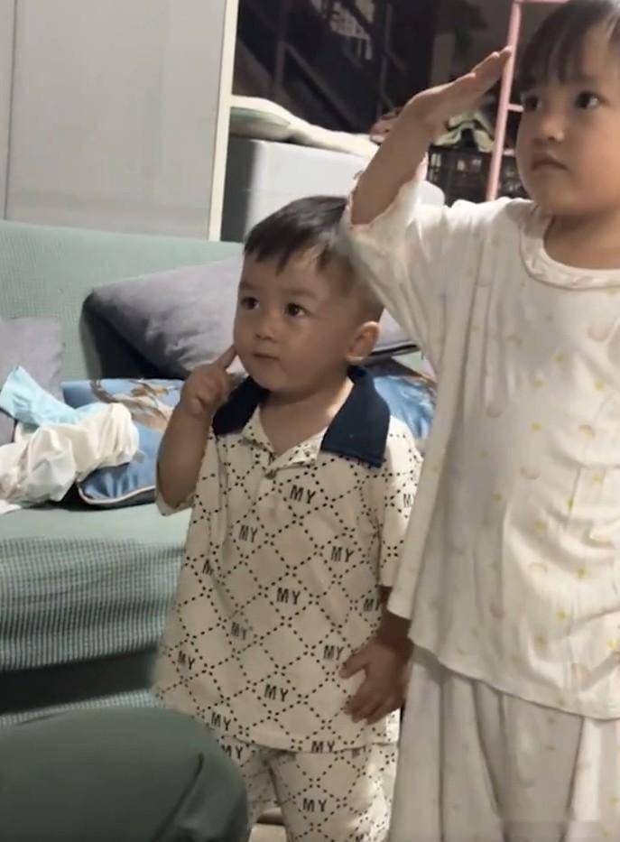 爸爸妈妈爱你在心坎,你是他们的小宝贝.
