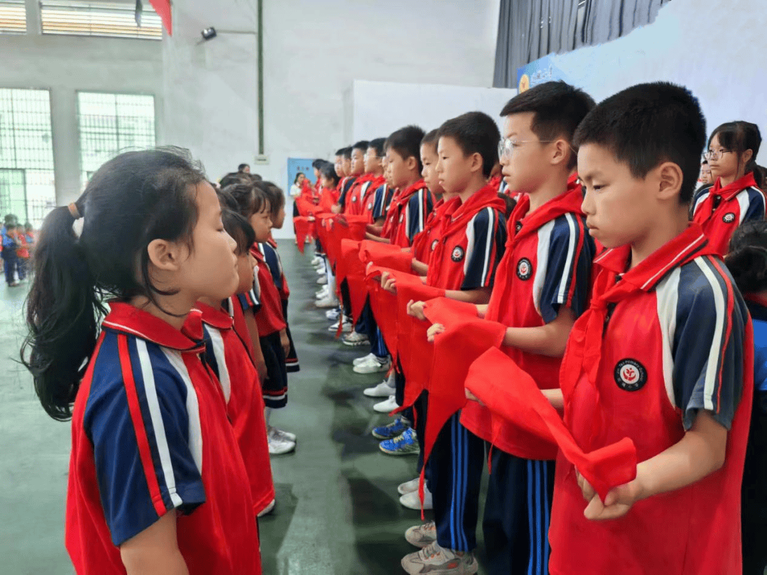 5月30日,桃花江镇近桃小学举行红领巾爱祖国六一入队仪式,120名学生