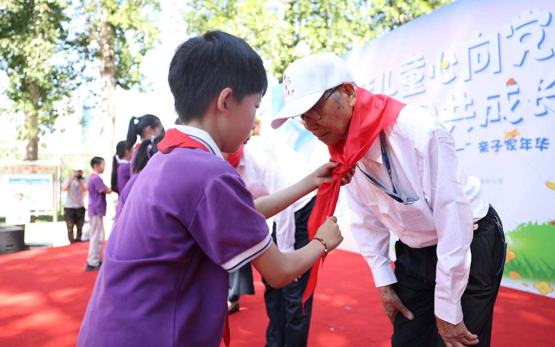 朝阳区红领巾公园儿童节迎来老一辈"红领巾"代表