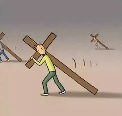 他们走着走着,人群中有一个穿着黄色t恤的人突然停下来,拿着砍刀说"