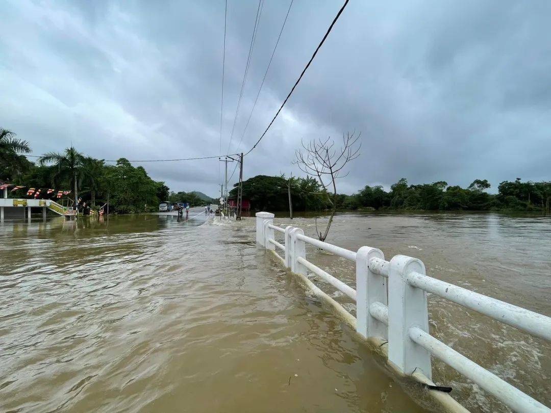 大暴雨,全国学校停课一天,若干航班改落地机场,山体滑坡和洪灾河流