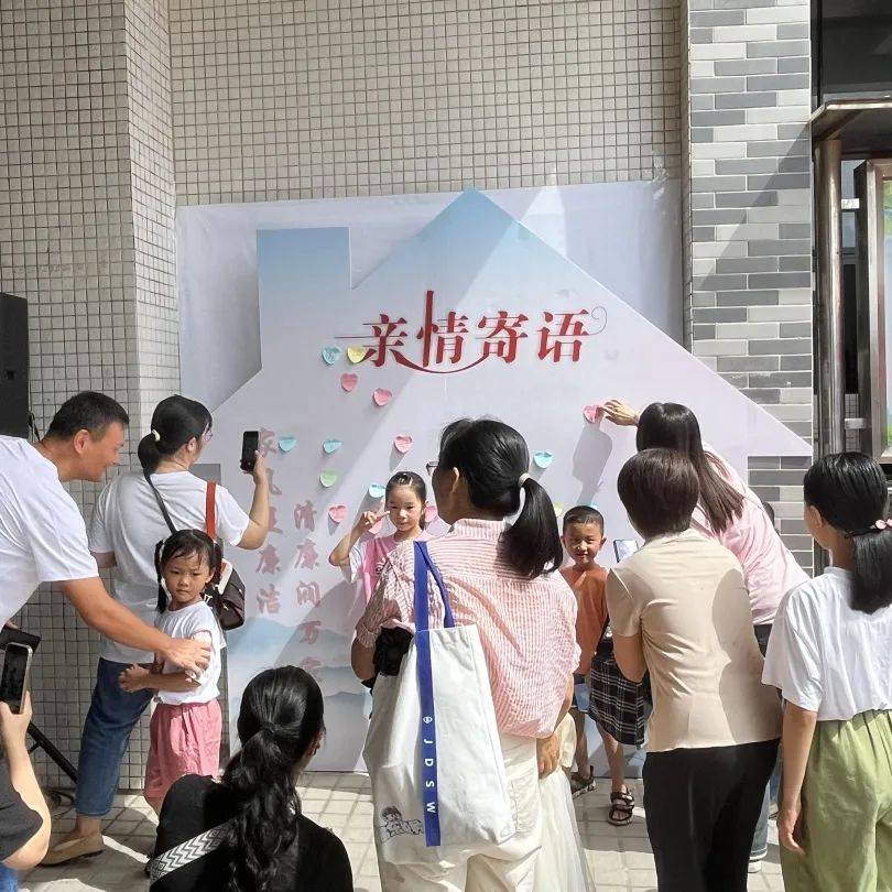 观看家庭家教家风主题展,参与趣味投壶,珍珠捕手,盲人击鼓,套圈圈等