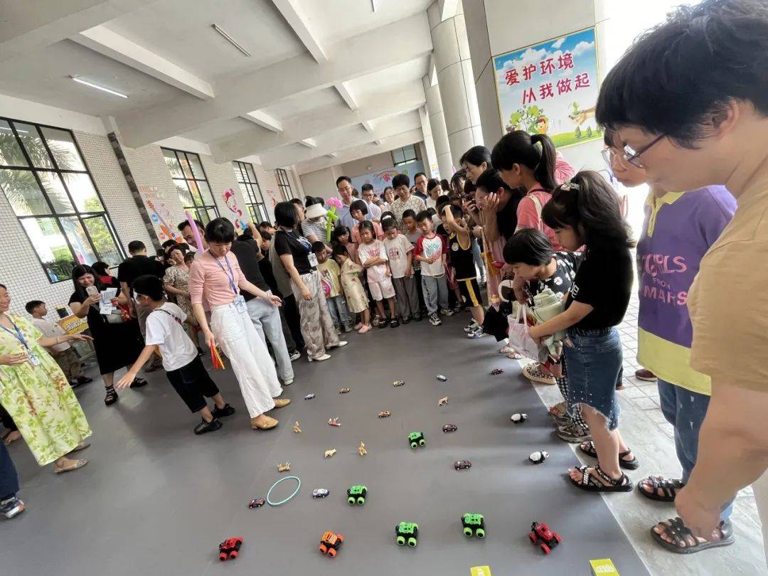 观看家庭家教家风主题展,参与趣味投壶,珍珠捕手,盲人击鼓,套圈圈等