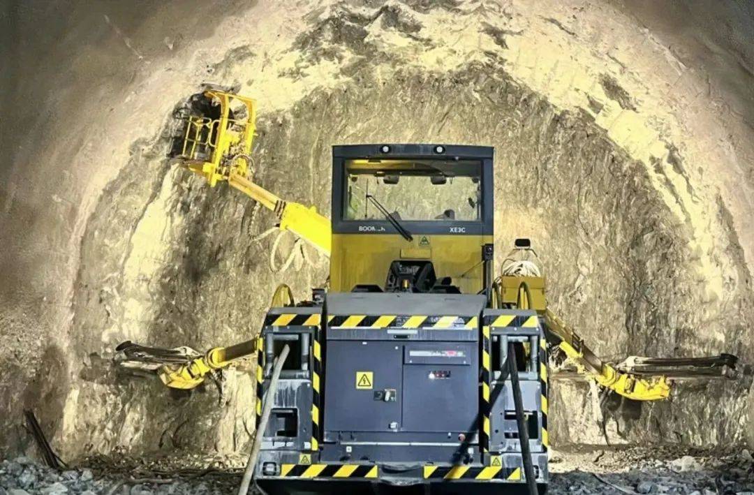 金建高铁五白岭隧道顺利贯通_施工_铁路_工装