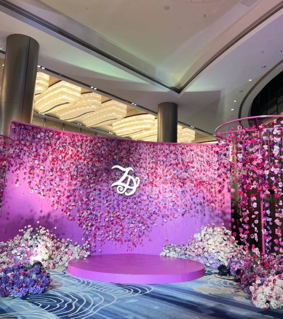 紫色婚礼灯光被嘲太土