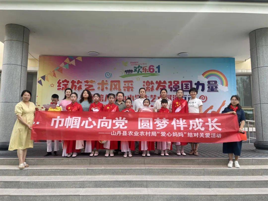 活动中,人社局"爱心妈妈"代表为45名留守儿童送上精心准备的书包,文具