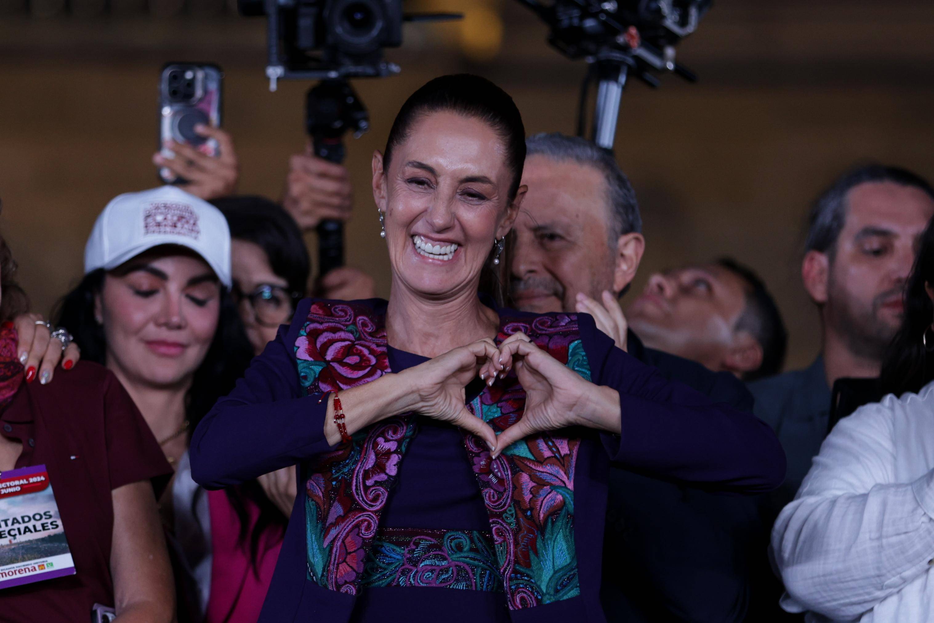 辛鲍姆庆祝当选墨西哥新总统