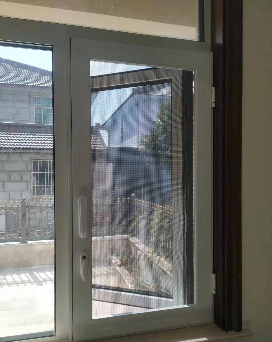 我将"金刚网纱窗"换"高透网"后,有些话不吐不快,差距很大!