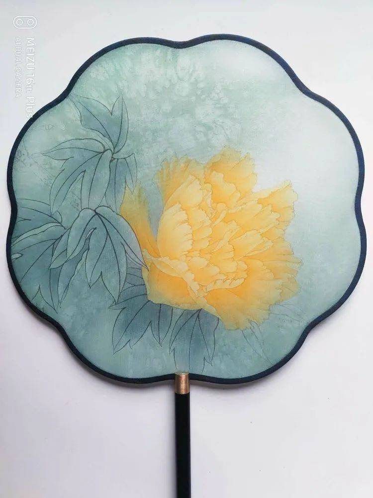 漂亮的工笔黄,紫牡丹团扇,这样画的!