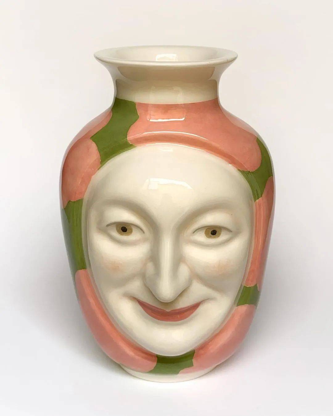 接下来,就让我们一起来欣赏一下,吉米·d·兰扎的人脸花瓶系列作品吧